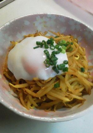 簡単!温玉のせ♪カレー味のもやし炒め-レシピのメイン写真