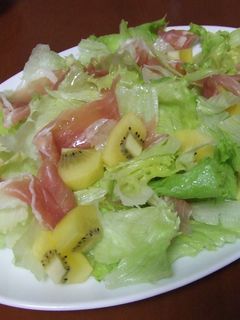簡単!おいしい!生ハムとキウイのサラダ-レシピのメイン写真