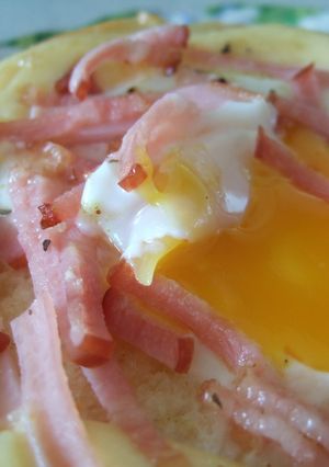 朝食に☆土手マヨ目玉ベーコンのせ-レシピのメイン写真