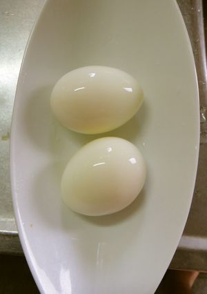 シェフ直伝！超簡単に茹で玉子を剥くコツ！-レシピのメイン写真