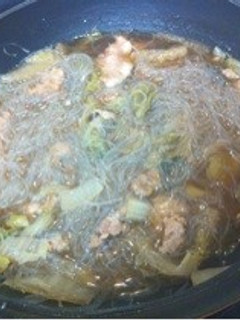 鳥団子とレタスの鍋(スープ)-レシピのメイン写真