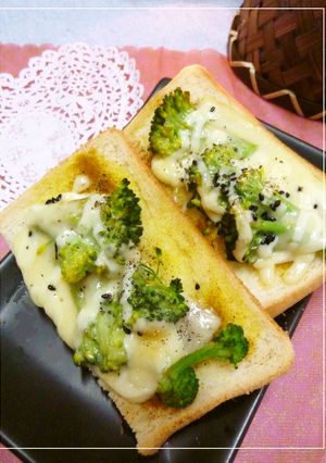 ブロッコリーのトースト　カレーチーズ風味-レシピのメイン写真