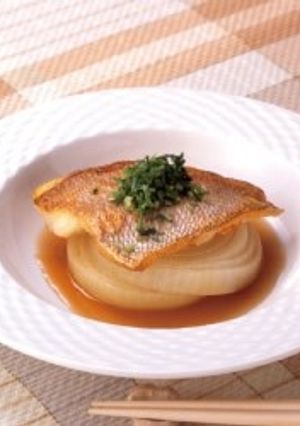 鯛のソテーと玉ねぎのご馳走仕立て-レシピのメイン写真