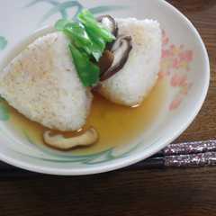 รูปของ 焼きおにぎりの和風あんかけ