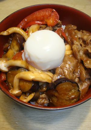 茄子とシメジの豚味噌丼温玉乗せ♪-レシピのメイン写真