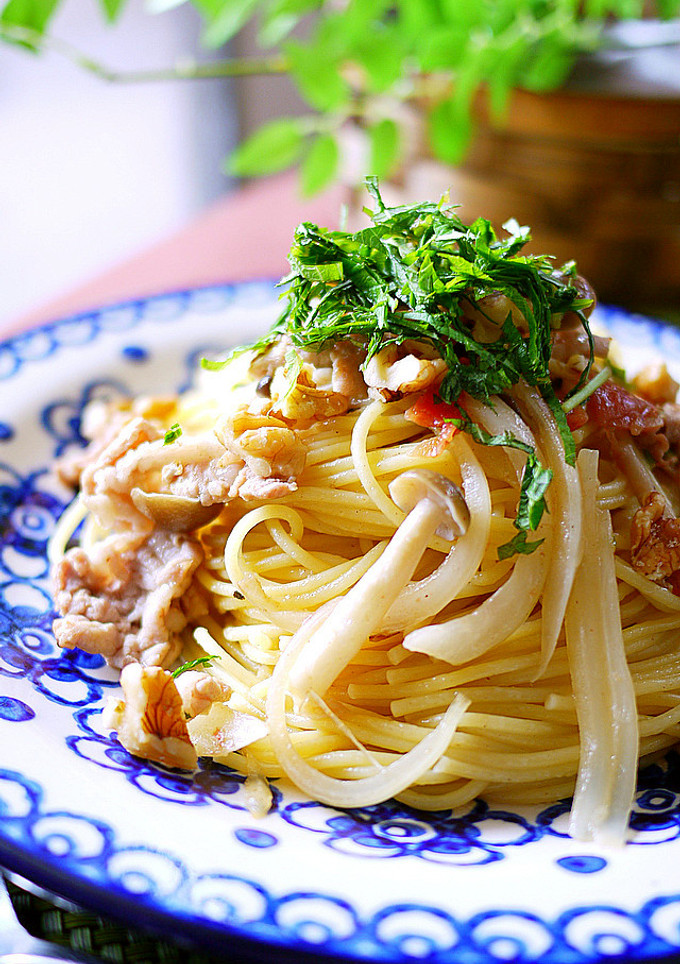 胡桃のせ・梅と豚コマの和風パスタ-レシピのメイン写真