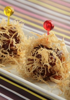 華やか☆甘酢肉団子のごぼうチップ包み-レシピのメイン写真