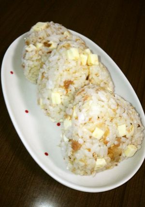 朝から栄養満点チーズと梅のおにぎり-レシピのメイン写真