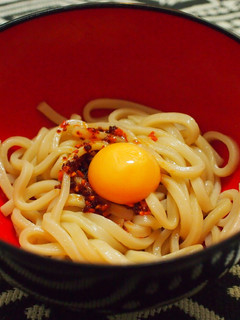 冷凍うどんで簡単☆食べるラー油釜玉うどん-レシピのメイン写真
