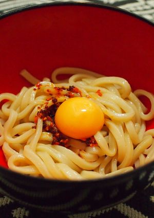 冷凍うどんで簡単☆食べるラー油釜玉うどん-レシピのメイン写真
