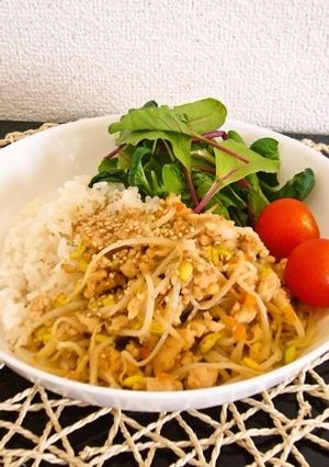 鶏そぼろと豆もやしの胡麻みそ炒めプレート-レシピのメイン写真
