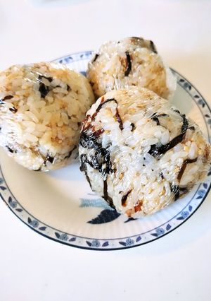 朝ご飯やお弁当に♡塩昆布と鰹節のおにぎり-レシピのメイン写真