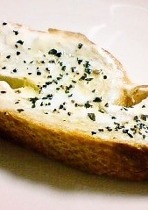水切りヨーグルトのバジルトースト-レシピのメイン写真