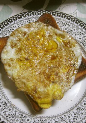 トーストには目玉焼きにソースで♪-レシピのメイン写真