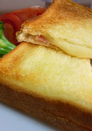 オトボケパンシリーズ★食パンホットサンド-レシピのメイン写真