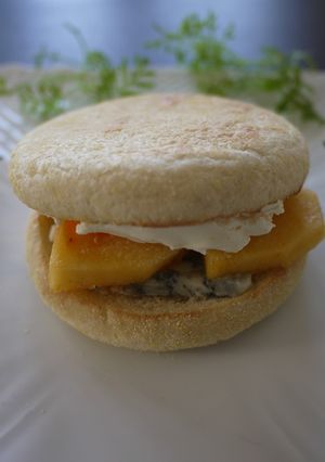 柿とチーズのイングリッシュマフィン-レシピのメイン写真
