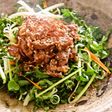 ターツァイを生で食べる焼き肉サラダ