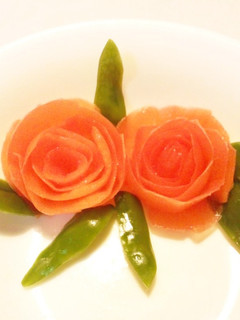 華やか飾り切り♪トマトの皮でバラの花-レシピのメイン写真