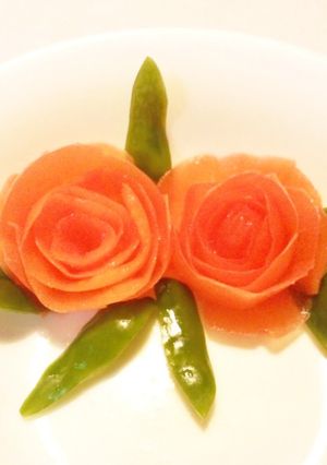 華やか飾り切り♪トマトの皮でバラの花-レシピのメイン写真