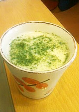 ピーナツバターと抹茶でホットミルク-レシピのメイン写真