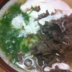 รูปของ 甘辛煮の肉玉うどん・関西風だしで美味