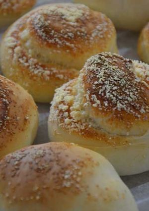 粉チーズdeチーズロールパン(成形2種)-レシピのメイン写真