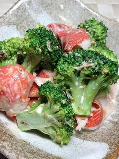 カニカマとブロッコリーのごまマヨ和え-レシピのメイン写真