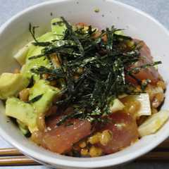 รูปของ マグロとアボカドのねばねば丼