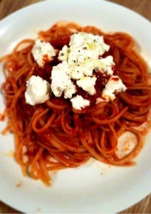 トマトソースパスタのサワークリーム乗せ-レシピのメイン写真