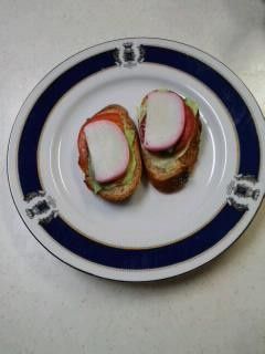 かまぼこをパンにトッピング-レシピのメイン写真