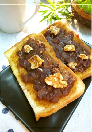 胡桃を乗せた粒あんトースト 黒蜜生姜風味-レシピのメイン写真