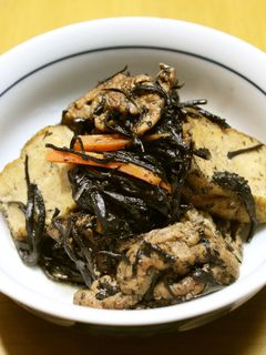 お弁当にも!豚肉deご馳走ひじき煮物-レシピのメイン写真