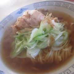 รูปของ ごま油と花鰹と長ネギの醤油ラーメン♪