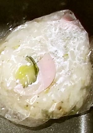 おにぎり8★魚肉ソーセージきゅうり&ゴマ-レシピのメイン写真