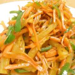 รูปของ たくあん活用♡お弁当にも！彩り野菜ソテー