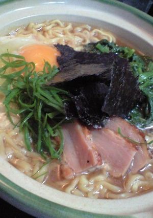 土鍋でラーメン 鶏肉と菠薐草 卵をのせて-レシピのメイン写真