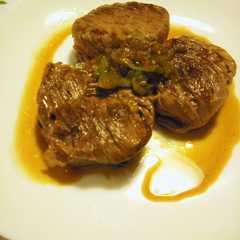 A picture of 蓮根の牛肉巻き.