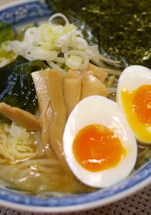 とろとろ黄身の卵入りマルちゃん生麺♪-レシピのメイン写真