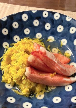 食用菊の梅酢漬け〜カニカマ添え〜-レシピのメイン写真