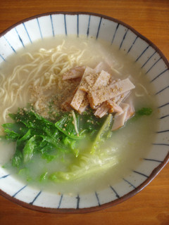 豚骨ラーメンにはレタス♪-レシピのメイン写真