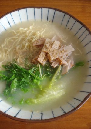 豚骨ラーメンにはレタス♪-レシピのメイン写真