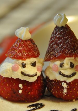 クリスマスケーキに♪イチゴのサンタさん-レシピのメイン写真