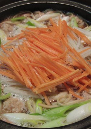 野菜たっぷり☆鶏だんご入り鍋焼きうどん-レシピのメイン写真