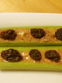 セロリでANTS ON THE LOG-レシピのメイン写真