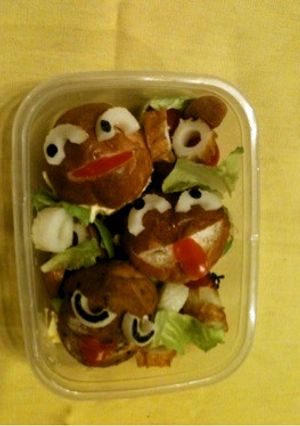 15分でキャラ弁☆丸いパンでお笑い3人組-レシピのメイン写真