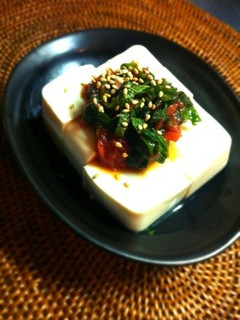 【簡単おつまみ】梅肉&大葉のせ冷奴-レシピのメイン写真