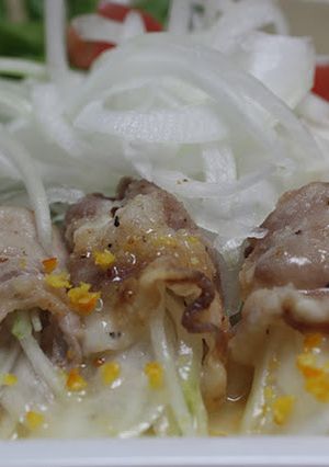 豚肉のオニオンロール　伊予柑ソース-レシピのメイン写真