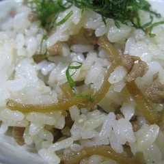 รูปของ 生姜とひき肉の甘辛煮の混ぜご飯