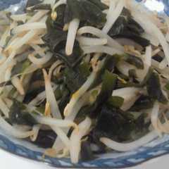 A picture of わかめともやしの炒め物 節約メニューに♪.