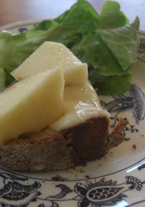チーズにリンゴをのせたトースト-レシピのメイン写真